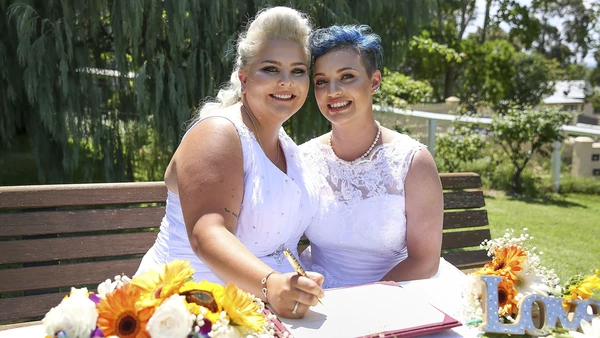 Dos parejas de lesbianas estrenan la ley australiana que permite el matrimonio entre personas del mismo sexo + ‘La Flaca’ de la canción de Pau Donés, es real y es lesbiana